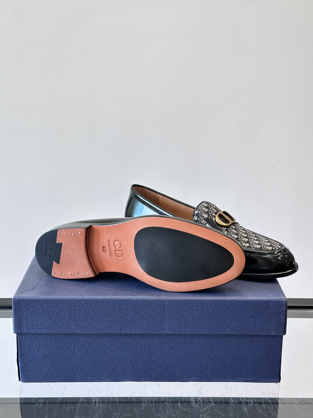 Dior男士乐福鞋采用进口头层牛皮，鞋面搭配经典老花图案，品牌辨识度超高✨。内里和垫脚均为小牛皮，吸汗透