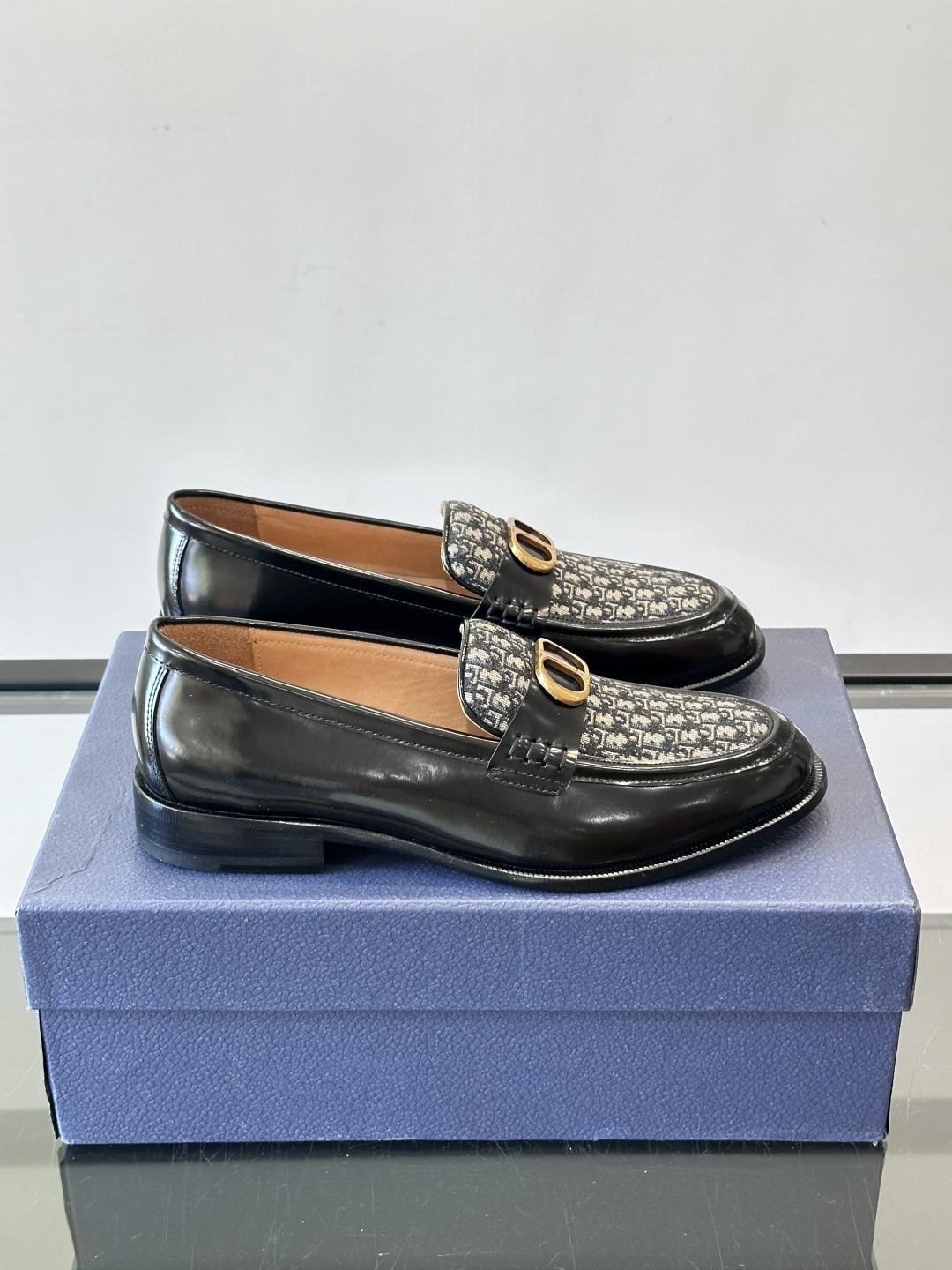 Dior男士乐福鞋采用进口头层牛皮，鞋面搭配经典老花图案，品牌辨识度超高✨。内里和垫脚均为小牛皮，吸汗透