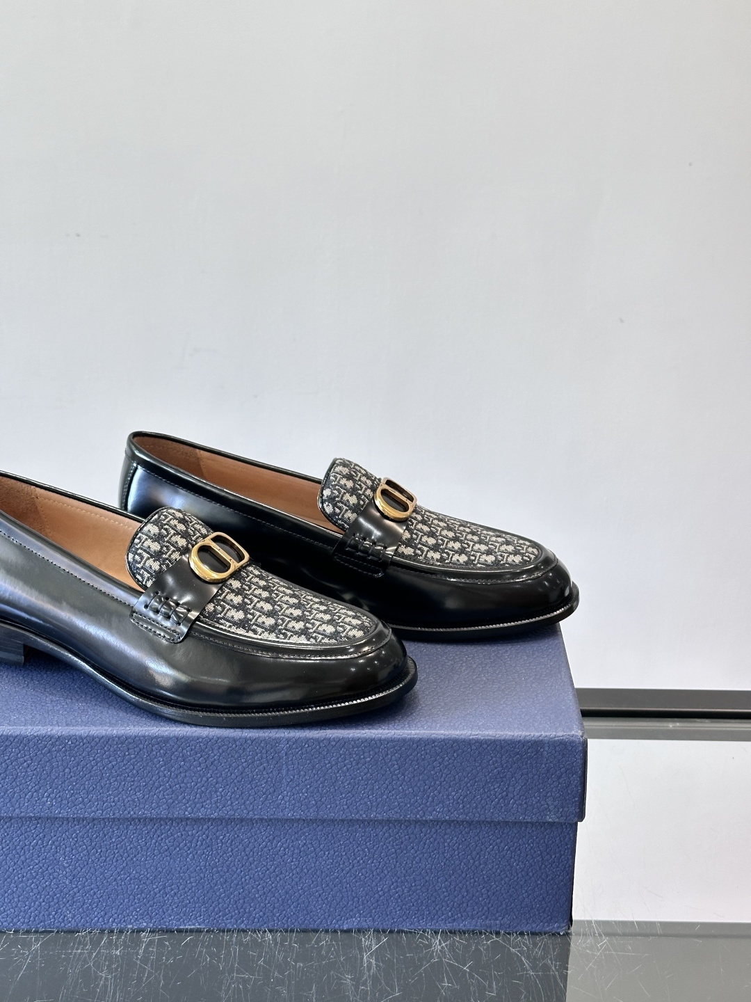 Dior男士乐福鞋采用进口头层牛皮，鞋面搭配经典老花图案，品牌辨识度超高✨。内里和垫脚均为小牛皮，吸汗透