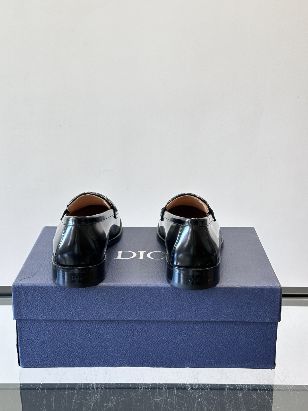 Dior男士乐福鞋采用进口头层牛皮，鞋面搭配经典老花图案，品牌辨识度超高✨。内里和垫脚均为小牛皮，吸汗透