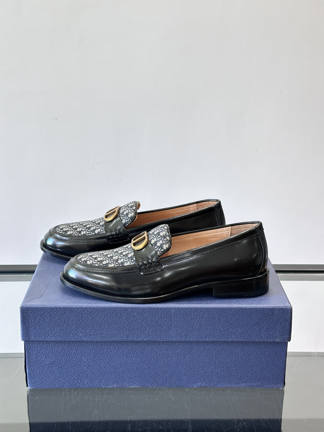 Dior男士乐福鞋采用进口头层牛皮，鞋面搭配经典老花图案，品牌辨识度超高✨。内里和垫脚均为小牛皮，吸汗透