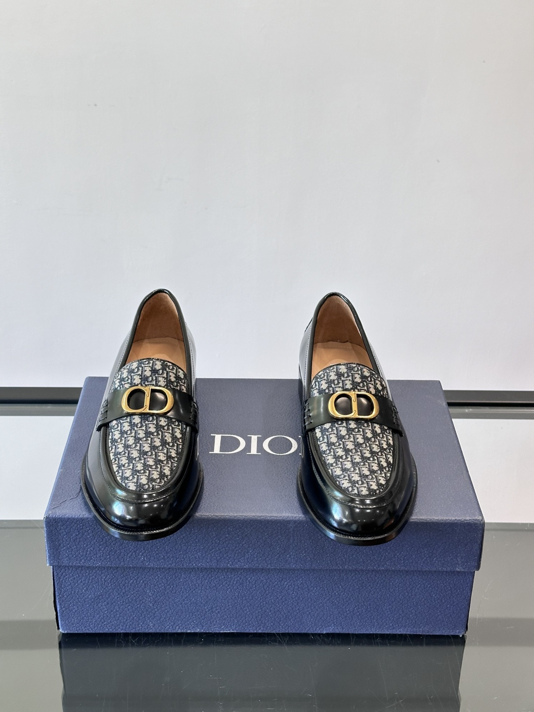 Dior男士乐福鞋采用进口头层牛皮，鞋面搭配经典老花图案，品牌辨识度超高✨。内里和垫脚均为小牛皮，吸汗透