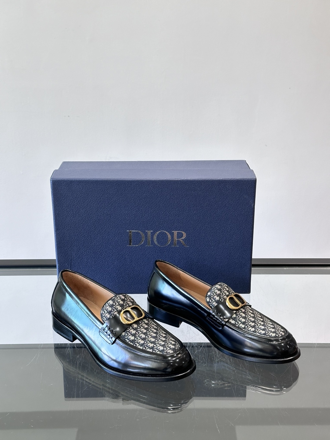 Dior男士乐福鞋采用进口头层牛皮，鞋面搭配经典老花图案，品牌辨识度超高✨。内里和垫脚均为小牛皮，吸汗透
