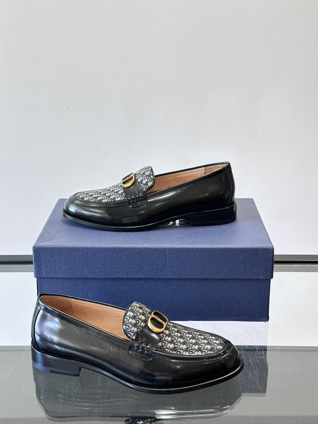 Dior男士乐福鞋采用进口头层牛皮，鞋面搭配经典老花图案，品牌辨识度超高✨。内里和垫脚均为小牛皮，吸汗透