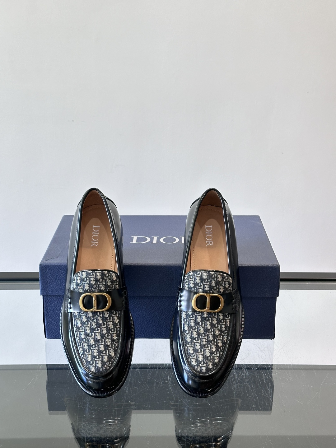 Dior男士乐福鞋采用进口头层牛皮，鞋面搭配经典老花图案，品牌辨识度超高✨。内里和垫脚均为小牛皮，吸汗透