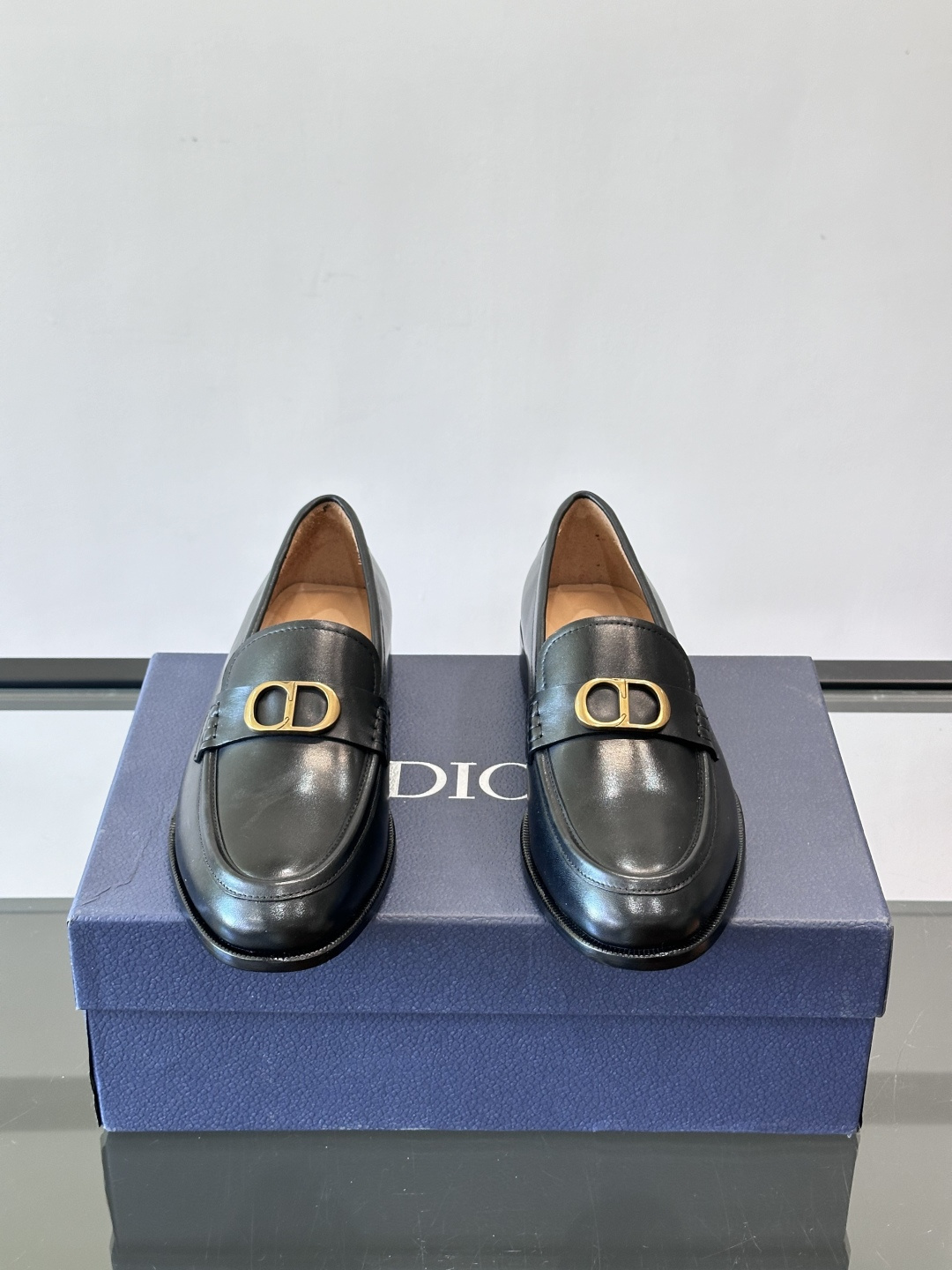 Dior男士乐福鞋采用进口头层牛皮，鞋面搭配经典老花图案，品牌辨识度超高✨。内里和垫脚均为小牛皮，吸汗透