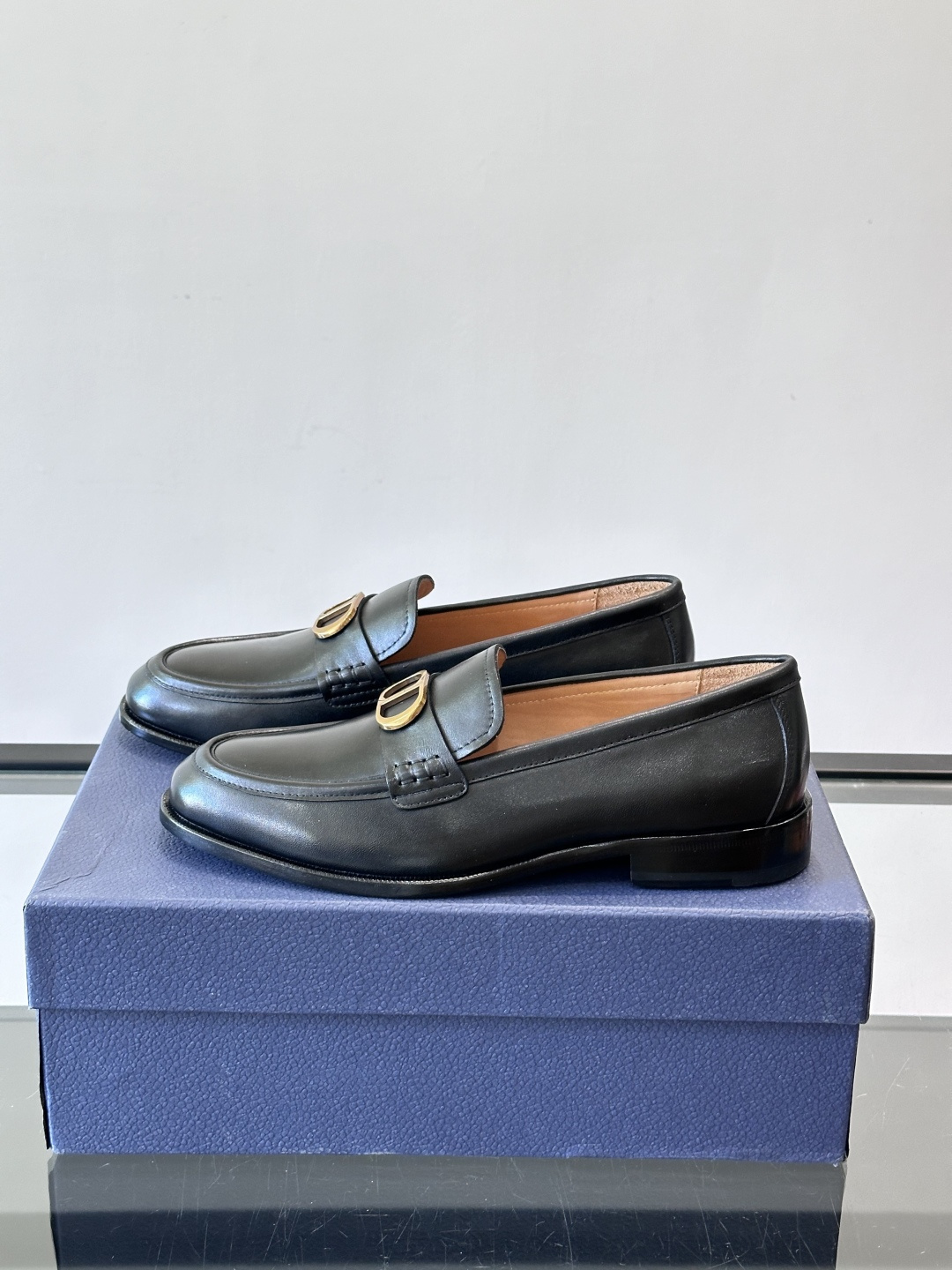 Dior男士乐福鞋采用进口头层牛皮，鞋面搭配经典老花图案，品牌辨识度超高✨。内里和垫脚均为小牛皮，吸汗透