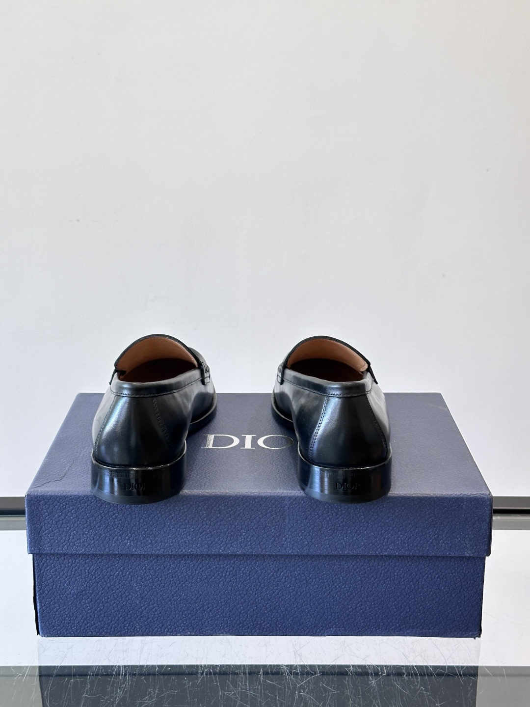 Dior男士乐福鞋采用进口头层牛皮，鞋面搭配经典老花图案，品牌辨识度超高✨。内里和垫脚均为小牛皮，吸汗透