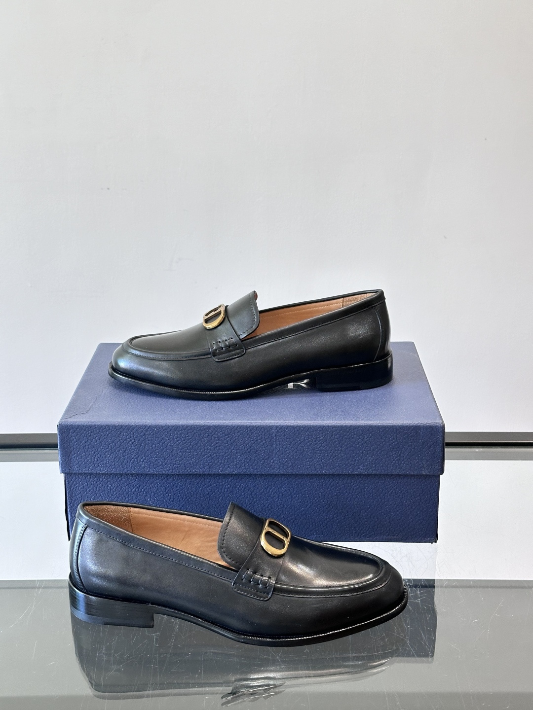 Dior男士乐福鞋采用进口头层牛皮，鞋面搭配经典老花图案，品牌辨识度超高✨。内里和垫脚均为小牛皮，吸汗透