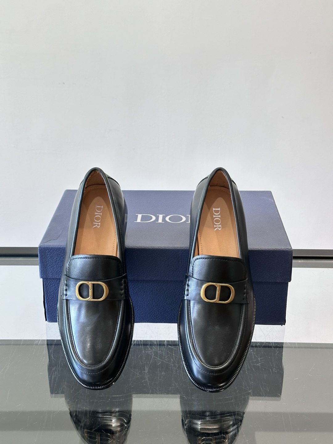 Dior男士乐福鞋采用进口头层牛皮，鞋面搭配经典老花图案，品牌辨识度超高✨。内里和垫脚均为小牛皮，吸汗透