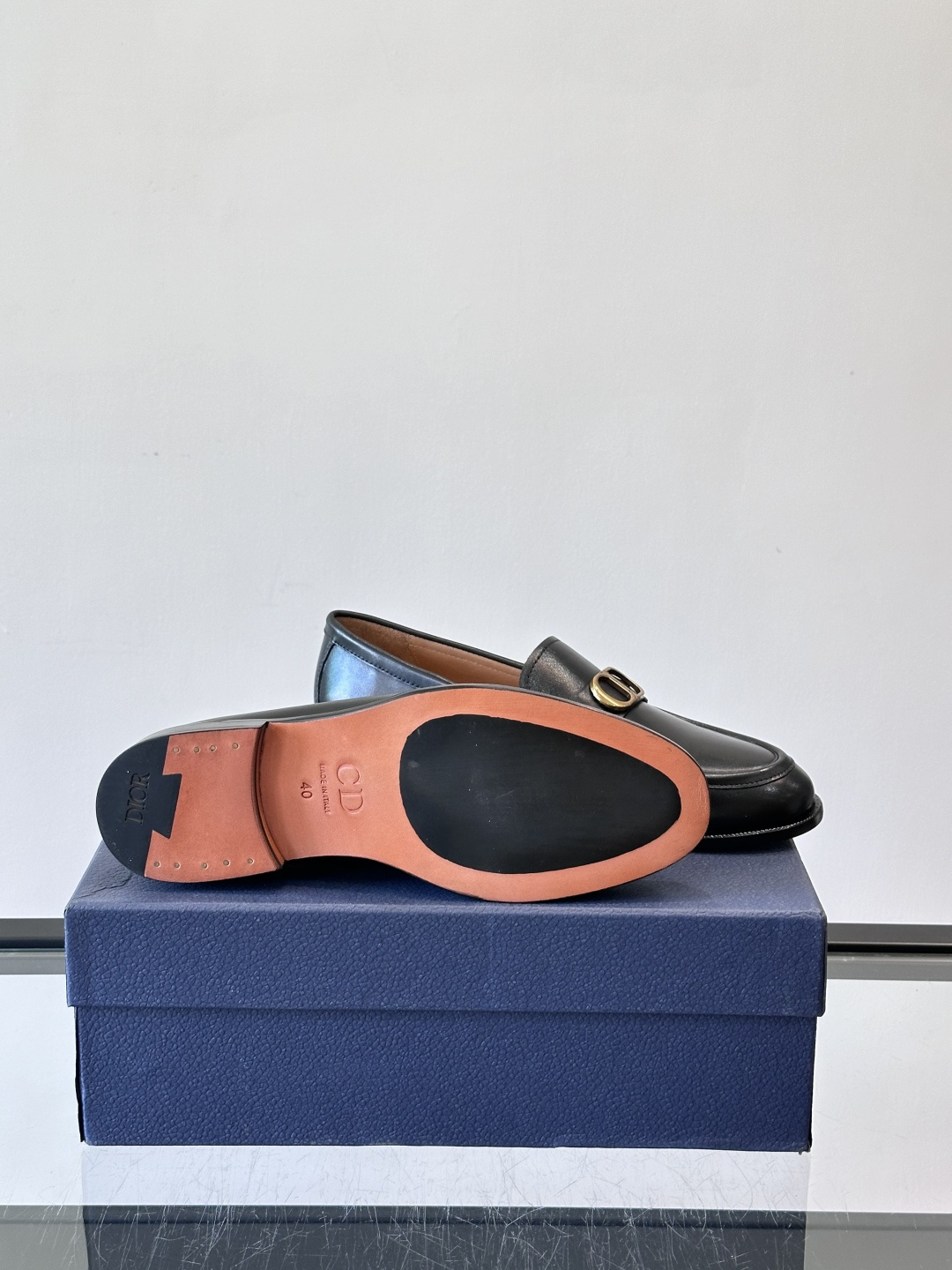 Dior男士乐福鞋采用进口头层牛皮，鞋面搭配经典老花图案，品牌辨识度超高✨。内里和垫脚均为小牛皮，吸汗透