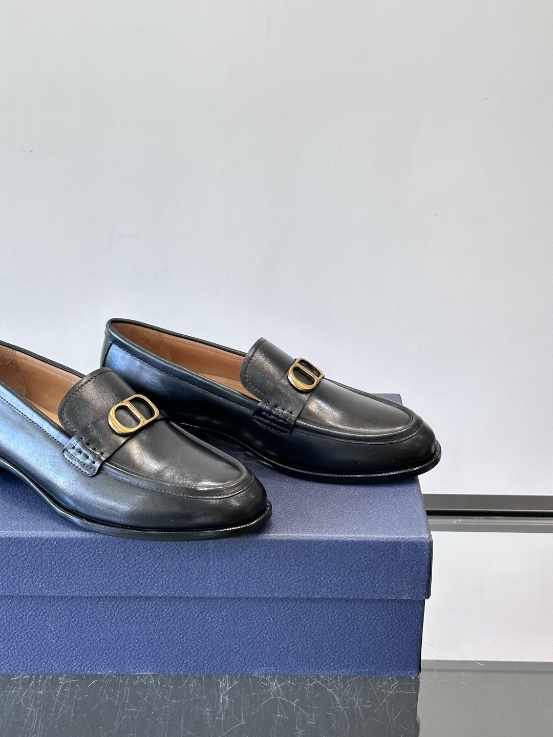 Dior男士乐福鞋采用进口头层牛皮，鞋面搭配经典老花图案，品牌辨识度超高✨。内里和垫脚均为小牛皮，吸汗透