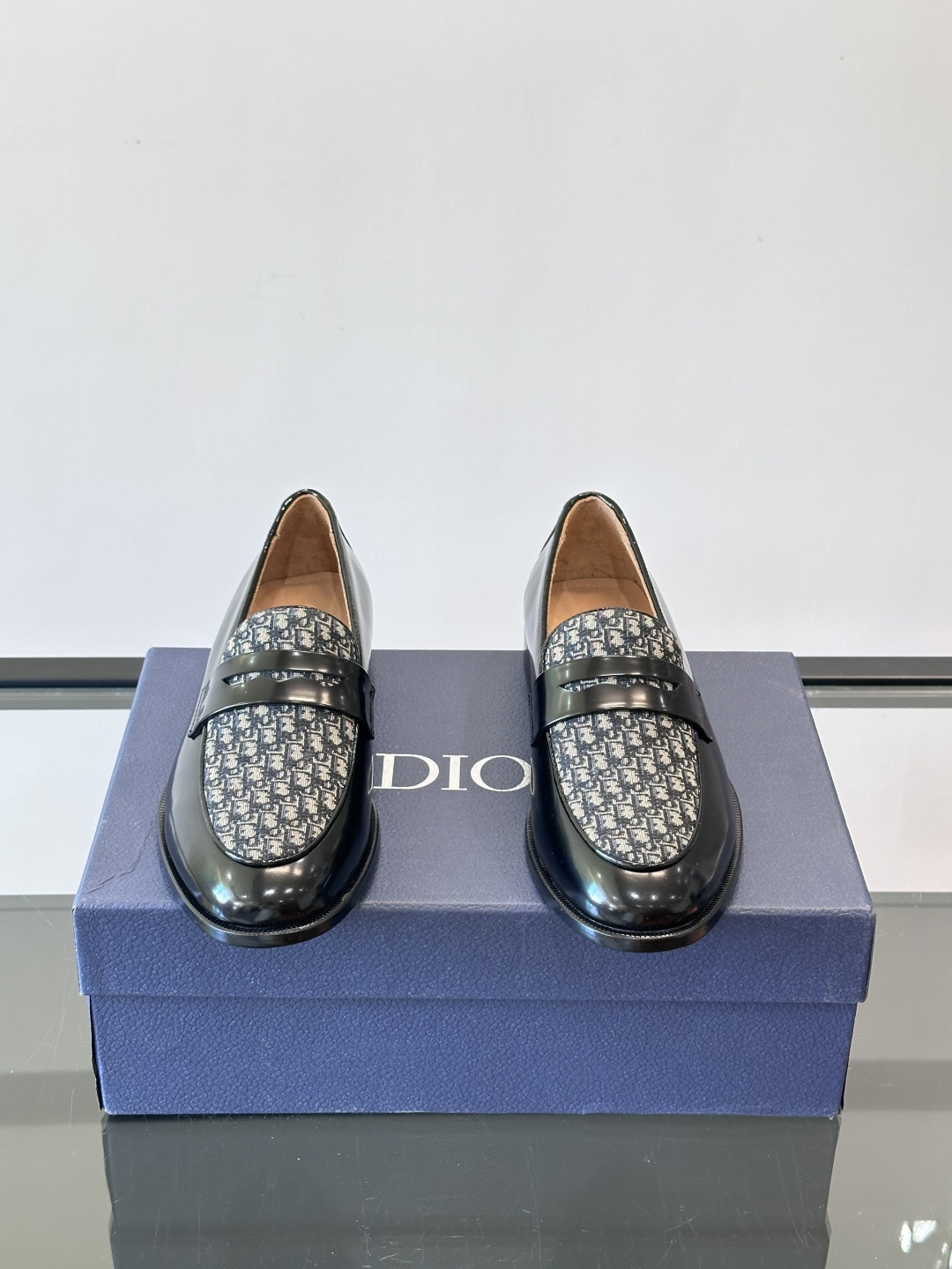 Dior男士乐福鞋采用进口头层牛皮，鞋面搭配经典老花图案，品牌辨识度超高✨。内里和垫脚均为小牛皮，吸汗透