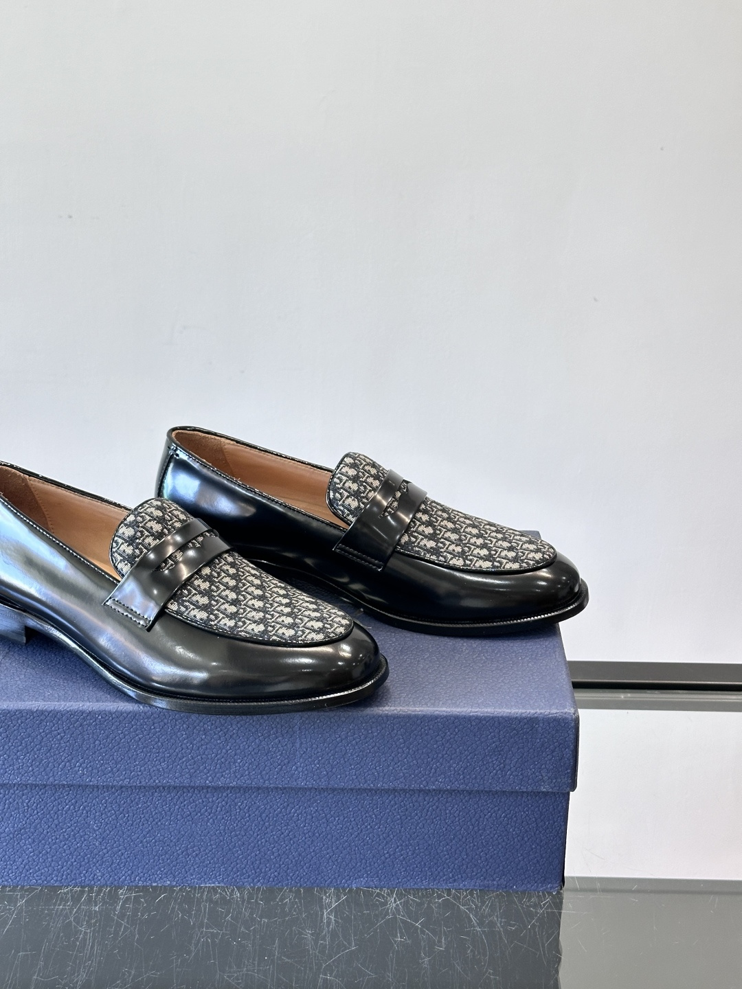 Dior男士乐福鞋采用进口头层牛皮，鞋面搭配经典老花图案，品牌辨识度超高✨。内里和垫脚均为小牛皮，吸汗透