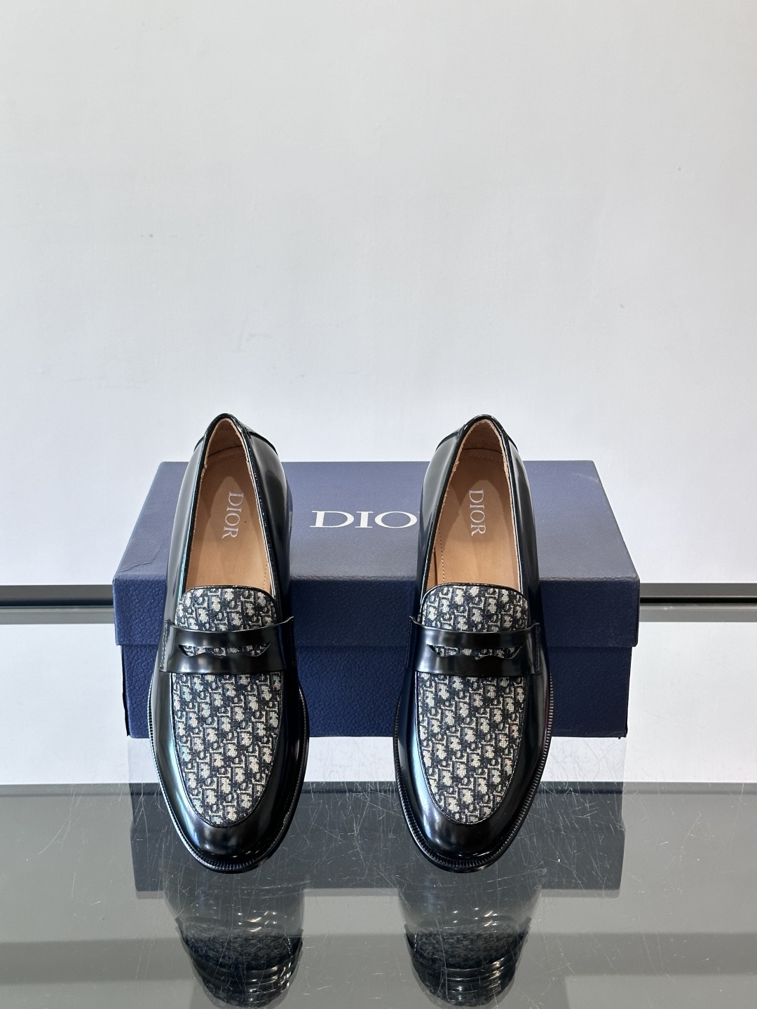 Dior男士乐福鞋采用进口头层牛皮，鞋面搭配经典老花图案，品牌辨识度超高✨。内里和垫脚均为小牛皮，吸汗透