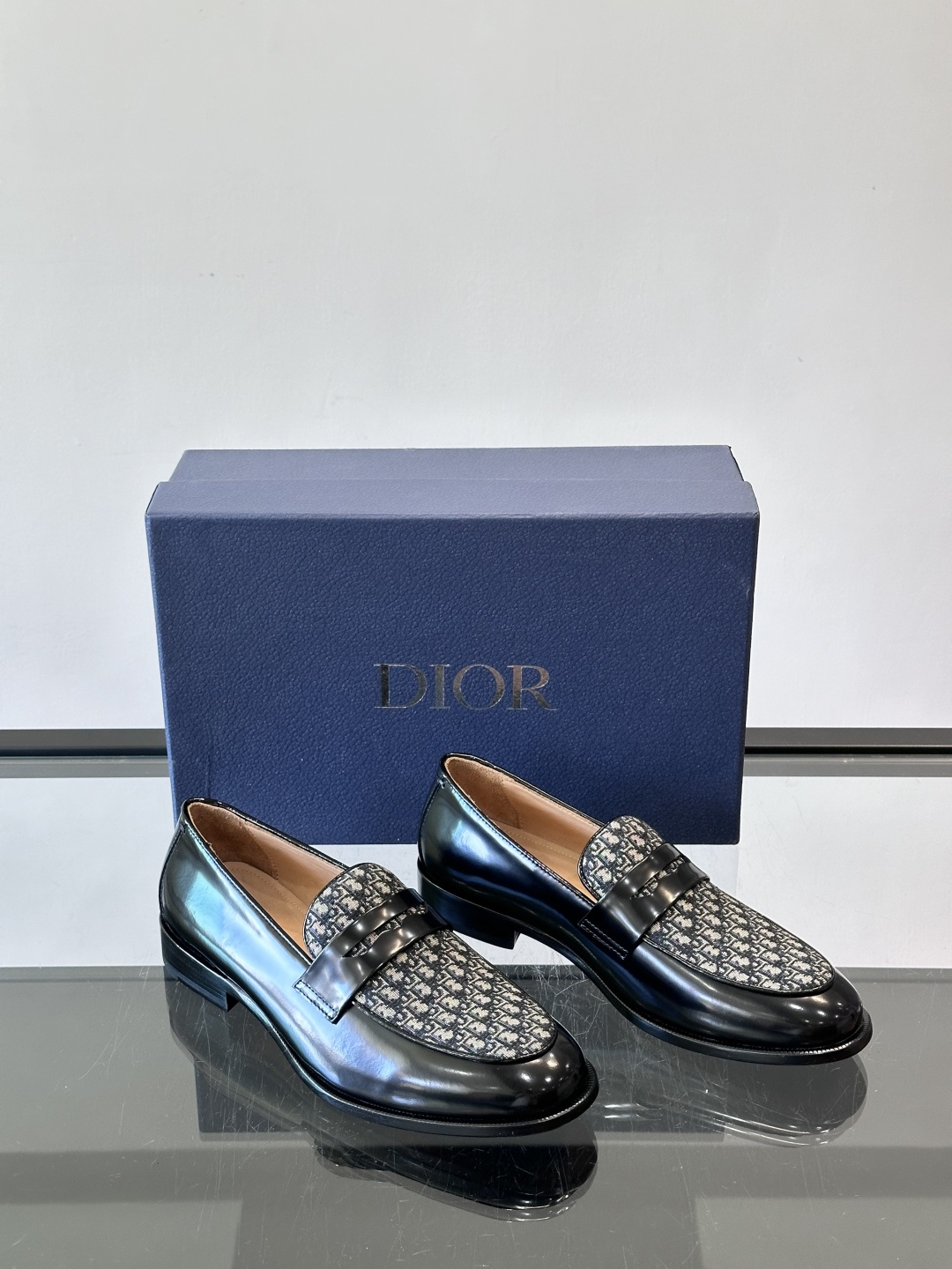 Dior男士乐福鞋采用进口头层牛皮，鞋面搭配经典老花图案，品牌辨识度超高✨。内里和垫脚均为小牛皮，吸汗透