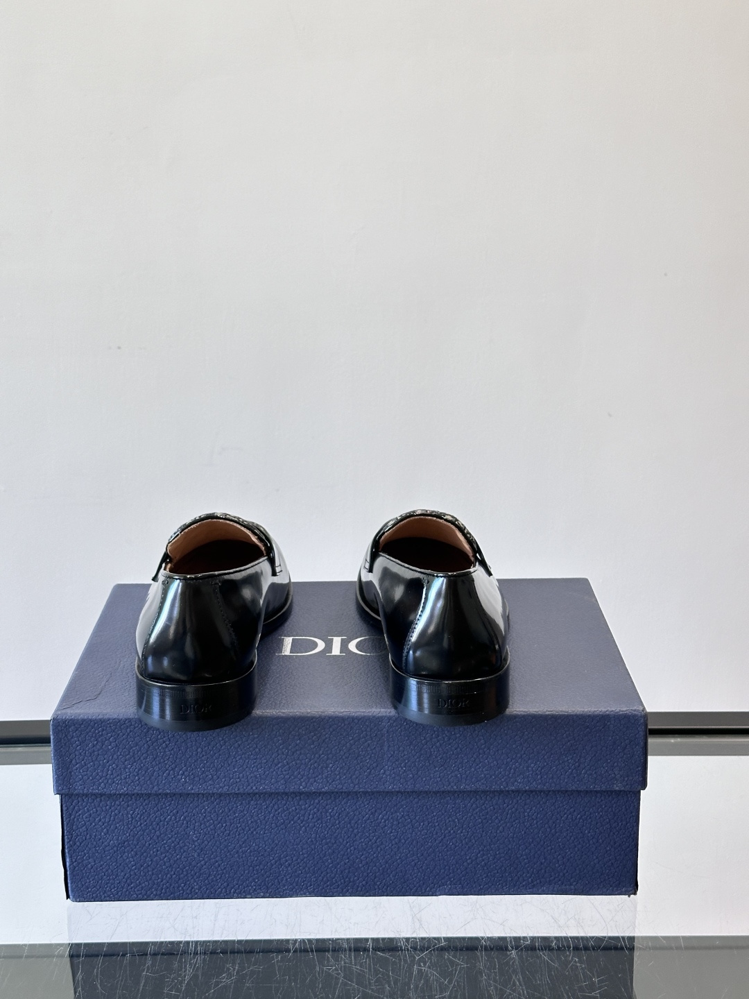 Dior男士乐福鞋采用进口头层牛皮，鞋面搭配经典老花图案，品牌辨识度超高✨。内里和垫脚均为小牛皮，吸汗透