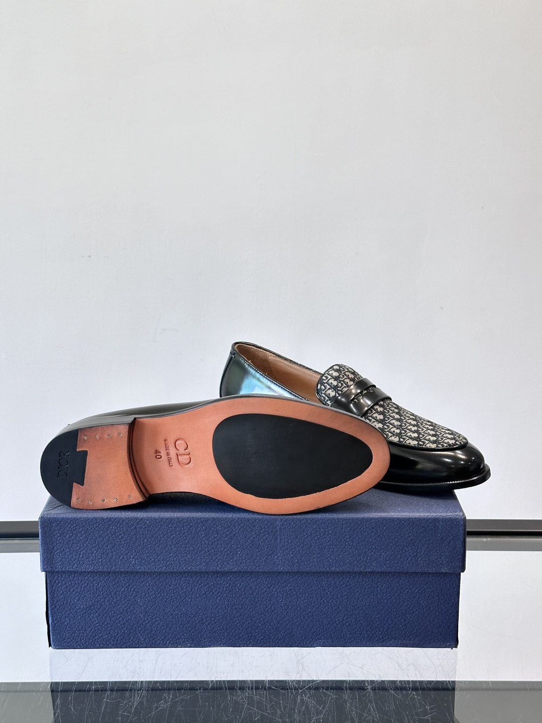 Dior男士乐福鞋采用进口头层牛皮，鞋面搭配经典老花图案，品牌辨识度超高✨。内里和垫脚均为小牛皮，吸汗透
