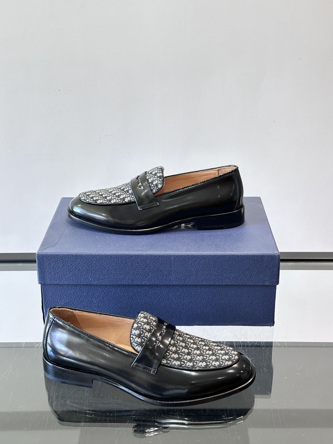 Dior男士乐福鞋采用进口头层牛皮，鞋面搭配经典老花图案，品牌辨识度超高✨。内里和垫脚均为小牛皮，吸汗透