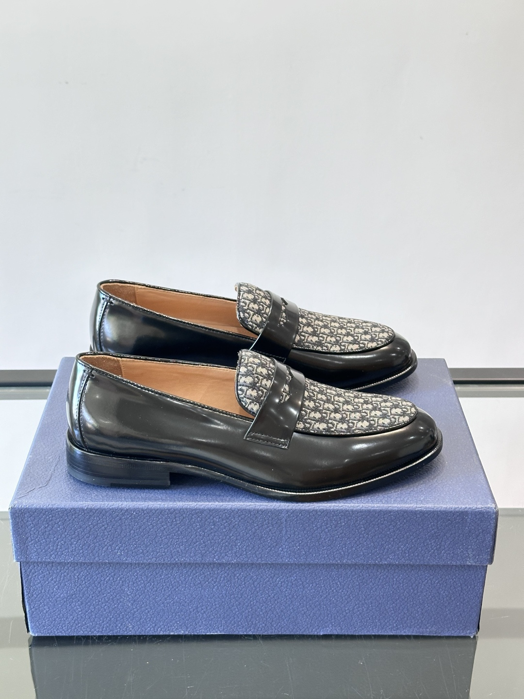 Dior男士乐福鞋采用进口头层牛皮，鞋面搭配经典老花图案，品牌辨识度超高✨。内里和垫脚均为小牛皮，吸汗透