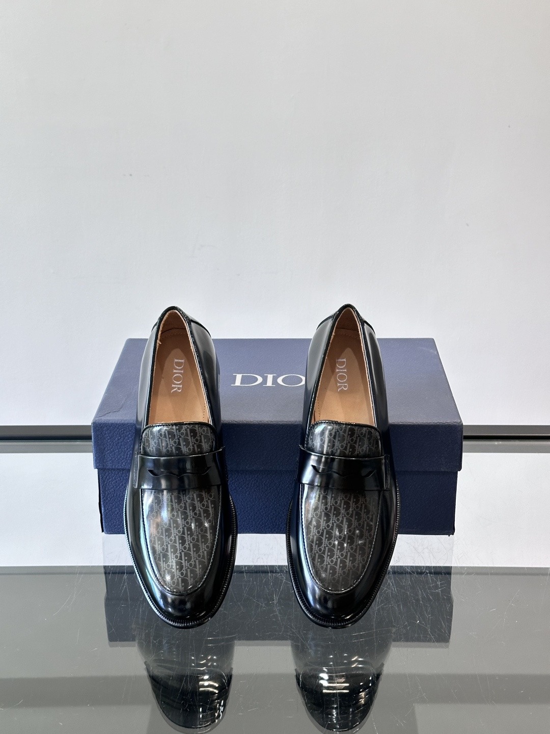 Dior男士乐福鞋采用进口头层牛皮，鞋面搭配经典老花图案，品牌辨识度超高✨。内里和垫脚均为小牛皮，吸汗透