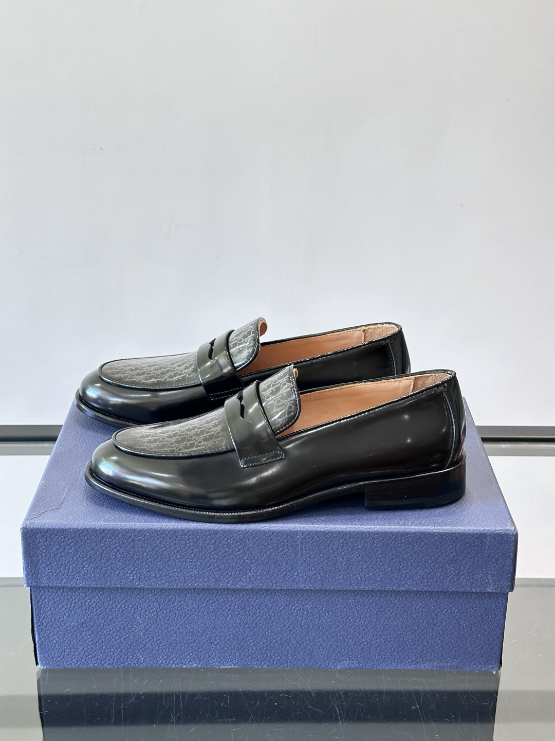 Dior男士乐福鞋采用进口头层牛皮，鞋面搭配经典老花图案，品牌辨识度超高✨。内里和垫脚均为小牛皮，吸汗透