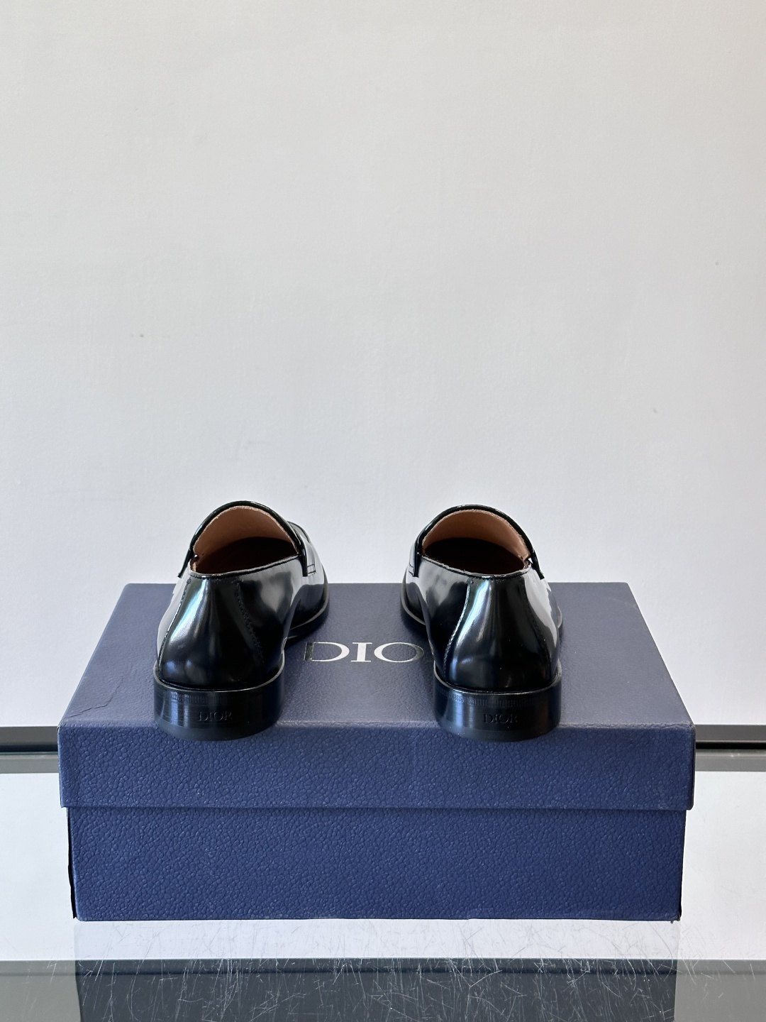 Dior男士乐福鞋采用进口头层牛皮，鞋面搭配经典老花图案，品牌辨识度超高✨。内里和垫脚均为小牛皮，吸汗透