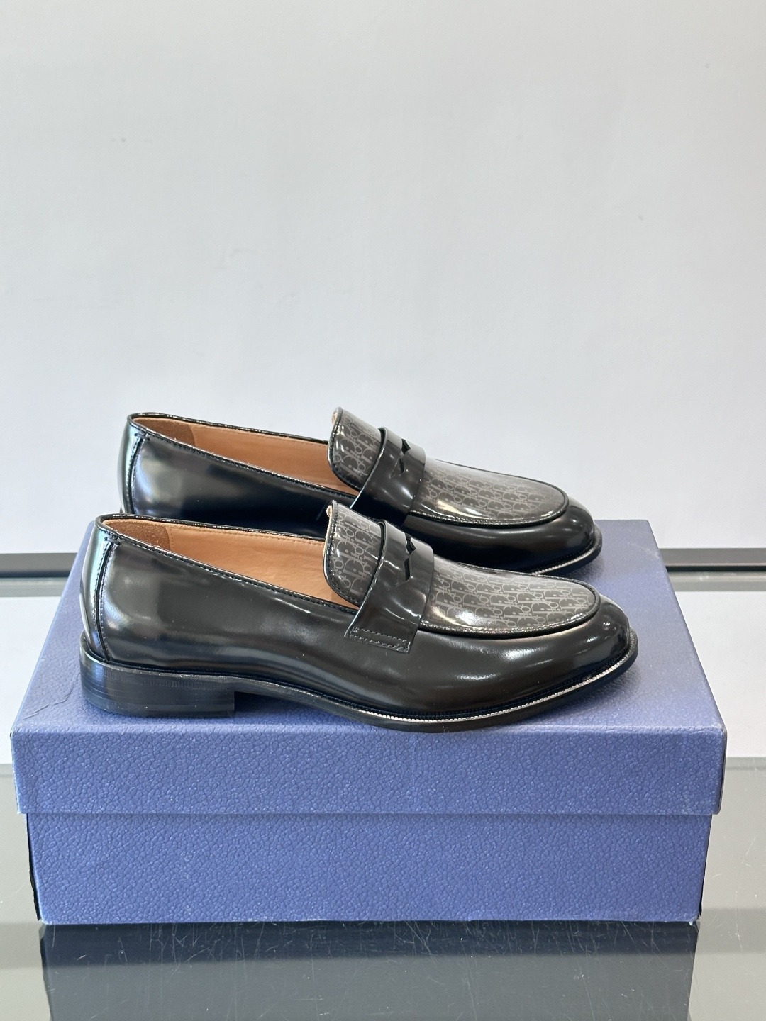 Dior男士乐福鞋采用进口头层牛皮，鞋面搭配经典老花图案，品牌辨识度超高✨。内里和垫脚均为小牛皮，吸汗透