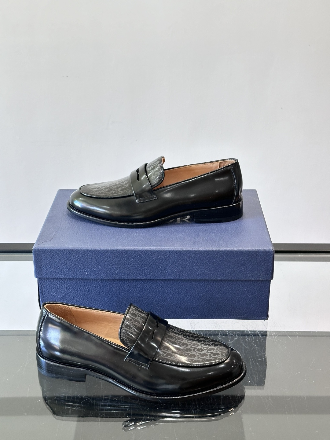 Dior男士乐福鞋采用进口头层牛皮，鞋面搭配经典老花图案，品牌辨识度超高✨。内里和垫脚均为小牛皮，吸汗透