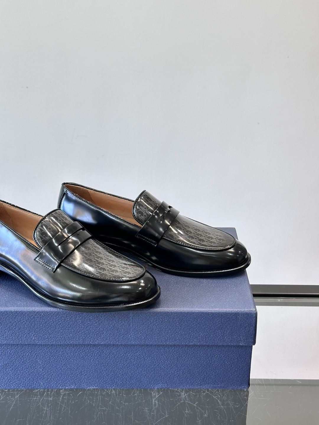 Dior男士乐福鞋采用进口头层牛皮，鞋面搭配经典老花图案，品牌辨识度超高✨。内里和垫脚均为小牛皮，吸汗透