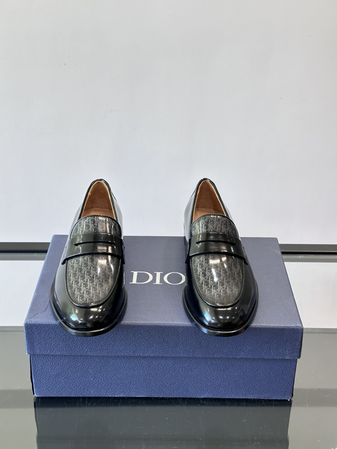 Dior男士乐福鞋采用进口头层牛皮，鞋面搭配经典老花图案，品牌辨识度超高✨。内里和垫脚均为小牛皮，吸汗透