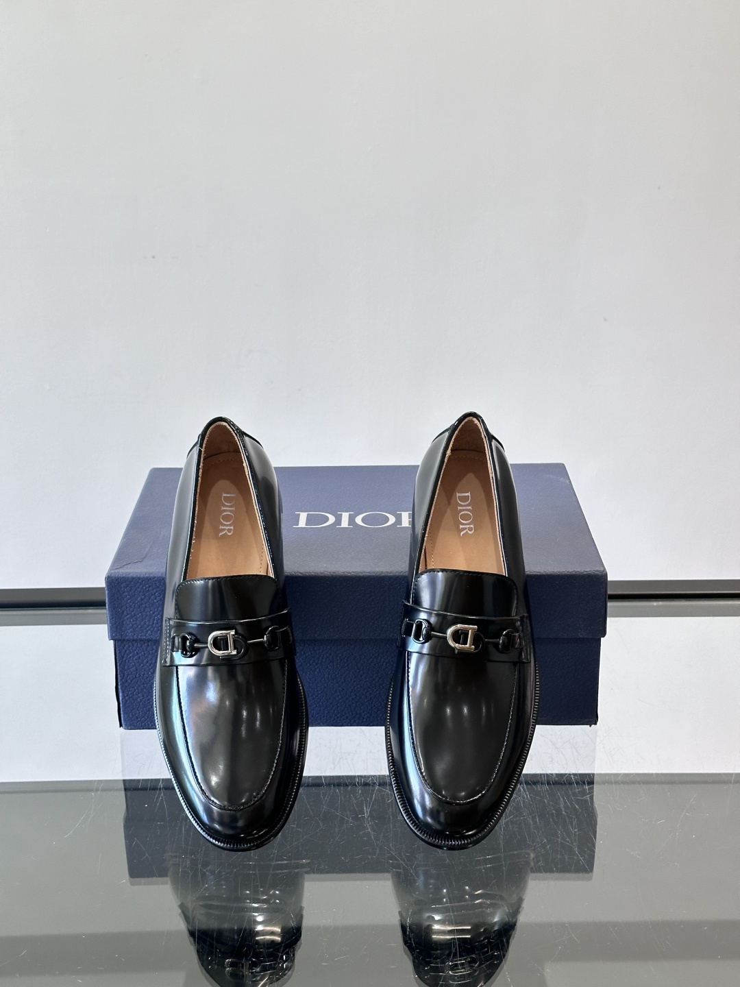 Dior男士乐福鞋采用进口头层牛皮，鞋面搭配经典老花图案，品牌辨识度超高✨。内里和垫脚均为小牛皮，吸汗透