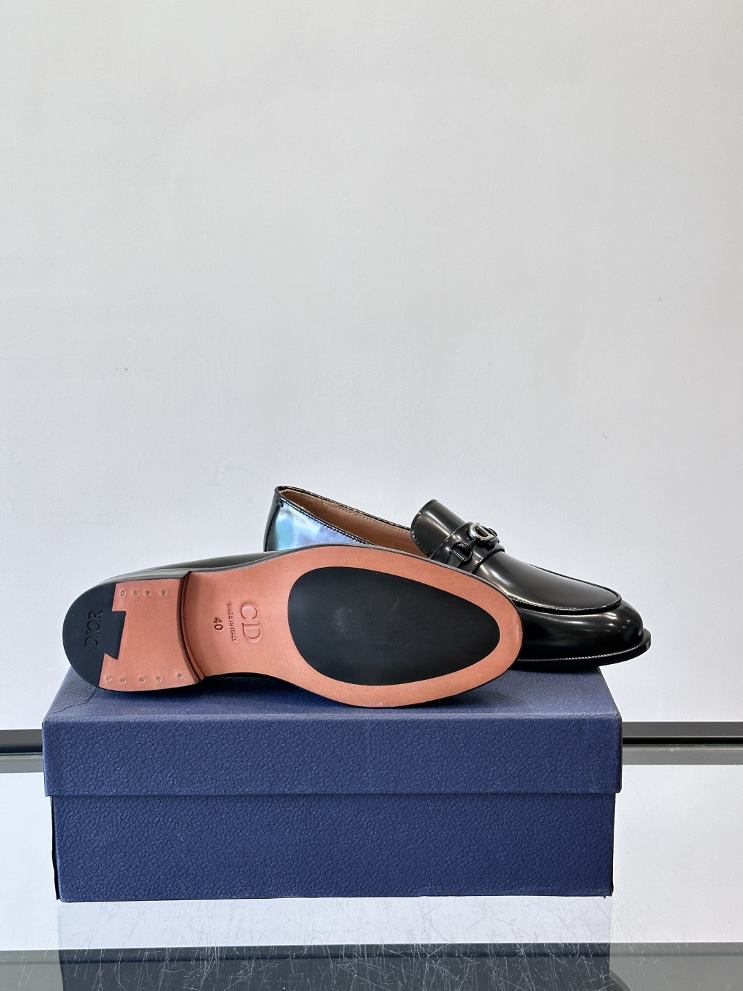 Dior男士乐福鞋采用进口头层牛皮，鞋面搭配经典老花图案，品牌辨识度超高✨。内里和垫脚均为小牛皮，吸汗透