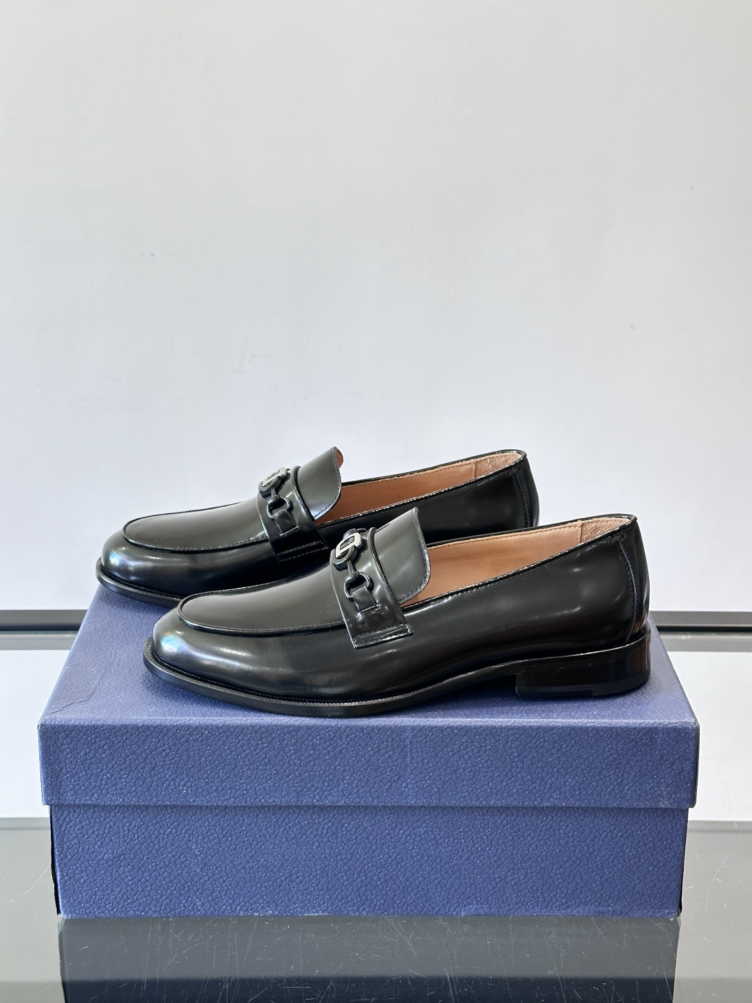 Dior男士乐福鞋采用进口头层牛皮，鞋面搭配经典老花图案，品牌辨识度超高✨。内里和垫脚均为小牛皮，吸汗透