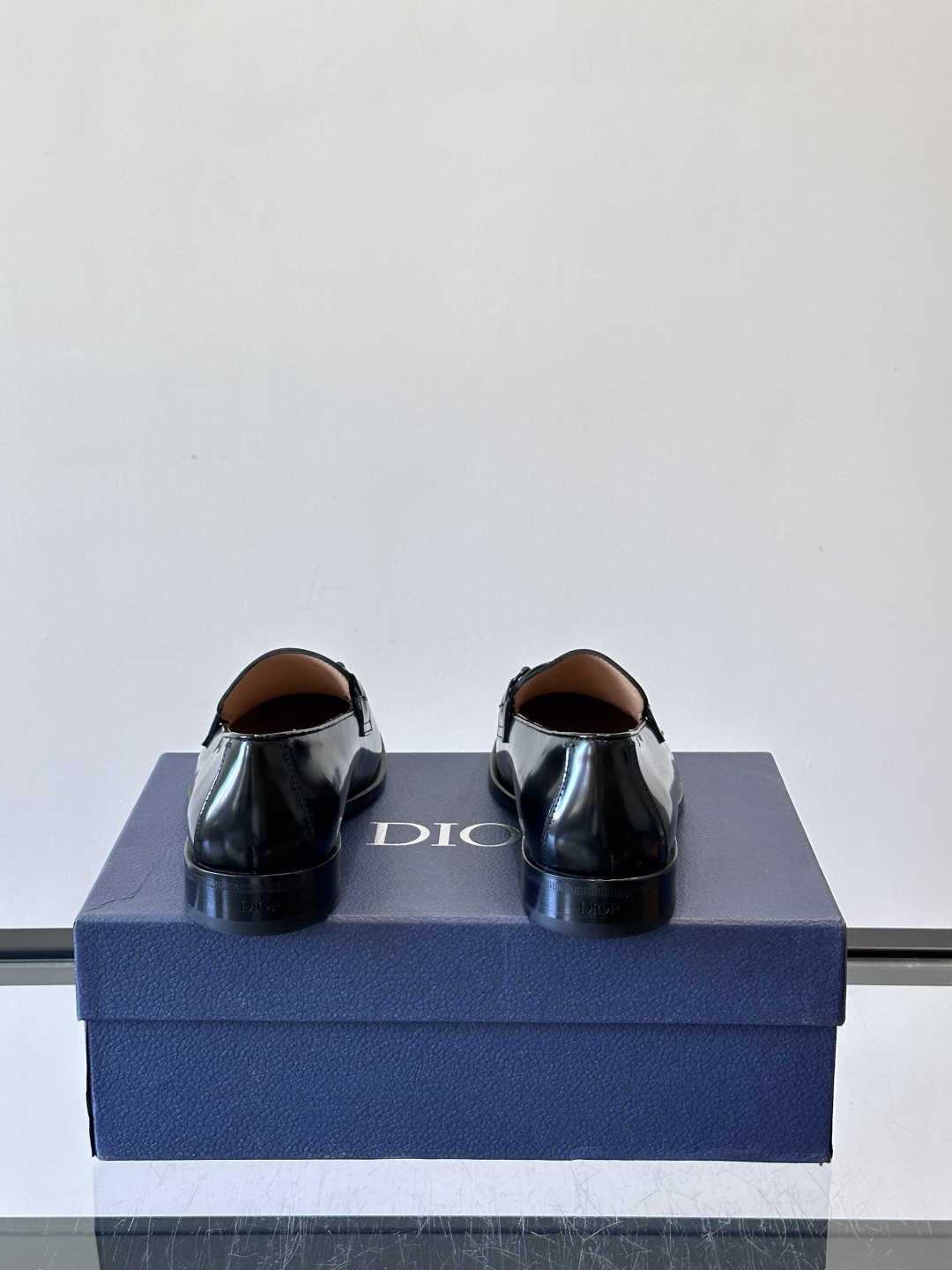 Dior男士乐福鞋采用进口头层牛皮，鞋面搭配经典老花图案，品牌辨识度超高✨。内里和垫脚均为小牛皮，吸汗透