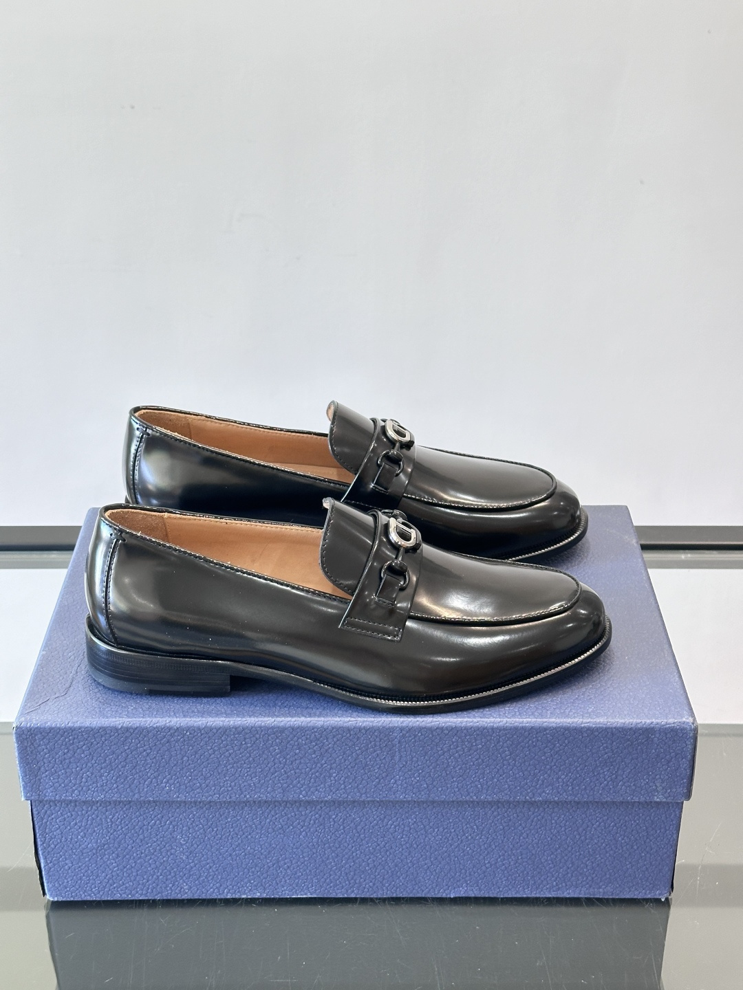 Dior男士乐福鞋采用进口头层牛皮，鞋面搭配经典老花图案，品牌辨识度超高✨。内里和垫脚均为小牛皮，吸汗透