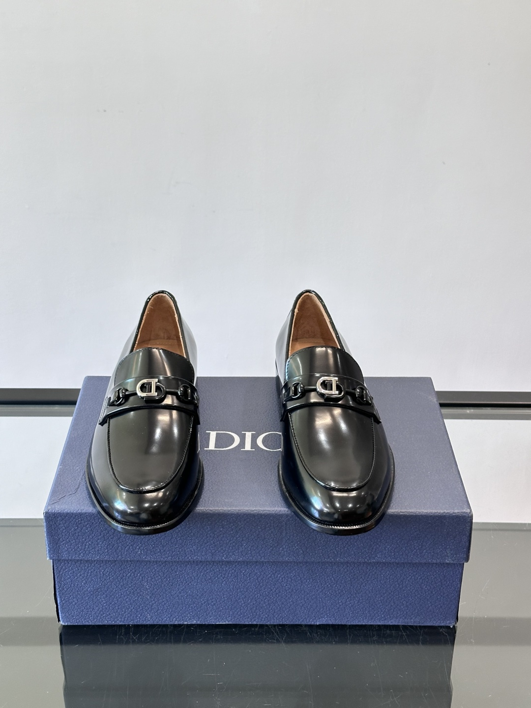 Dior男士乐福鞋采用进口头层牛皮，鞋面搭配经典老花图案，品牌辨识度超高✨。内里和垫脚均为小牛皮，吸汗透