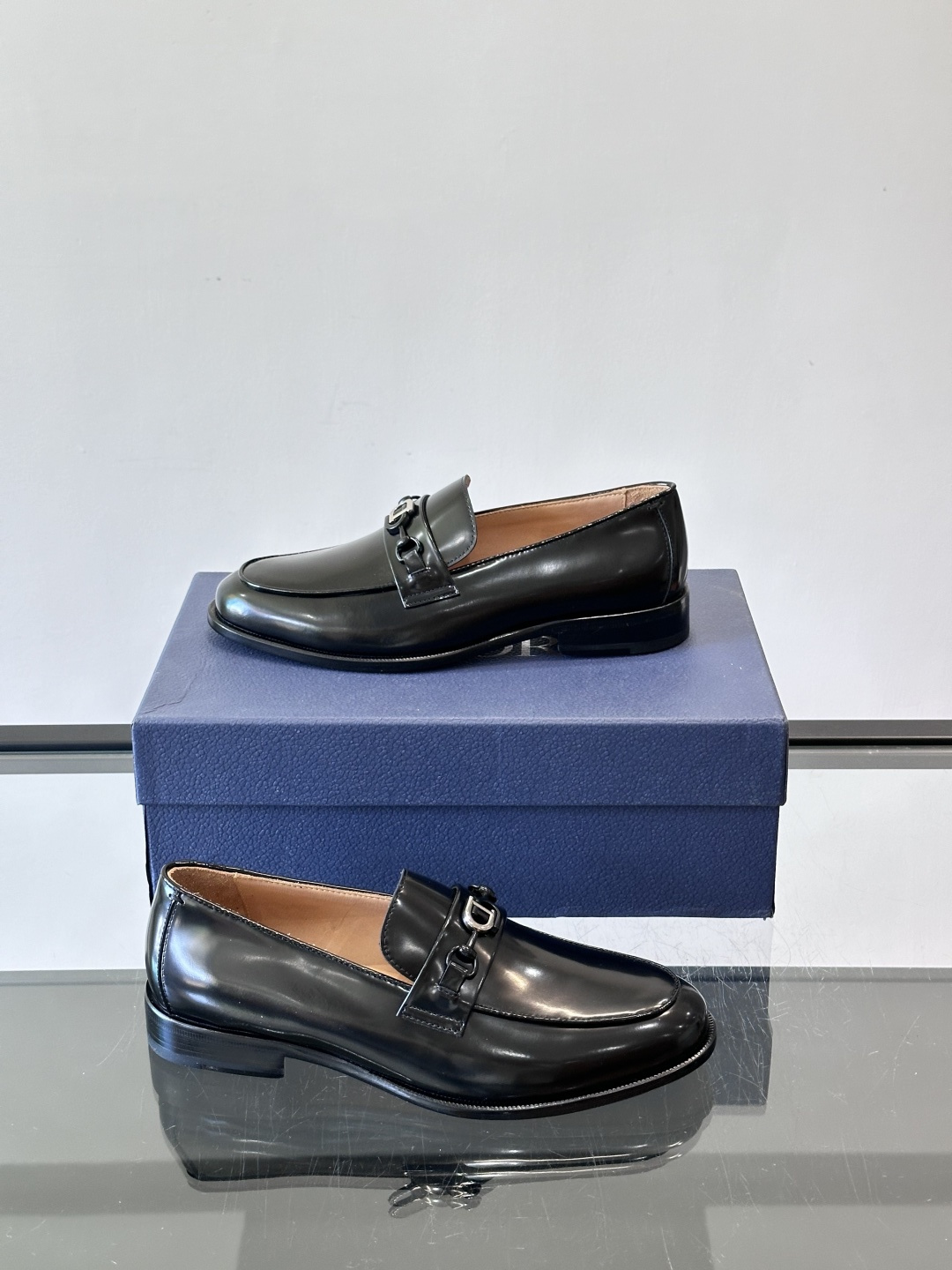 Dior男士乐福鞋采用进口头层牛皮，鞋面搭配经典老花图案，品牌辨识度超高✨。内里和垫脚均为小牛皮，吸汗透