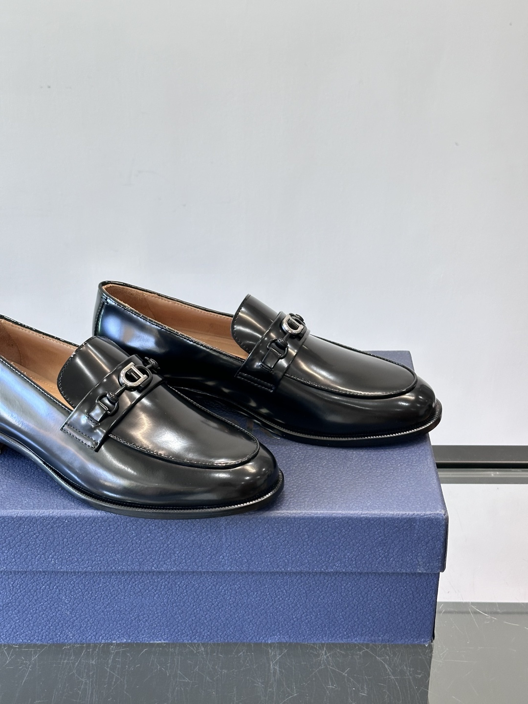 Dior男士乐福鞋采用进口头层牛皮，鞋面搭配经典老花图案，品牌辨识度超高✨。内里和垫脚均为小牛皮，吸汗透