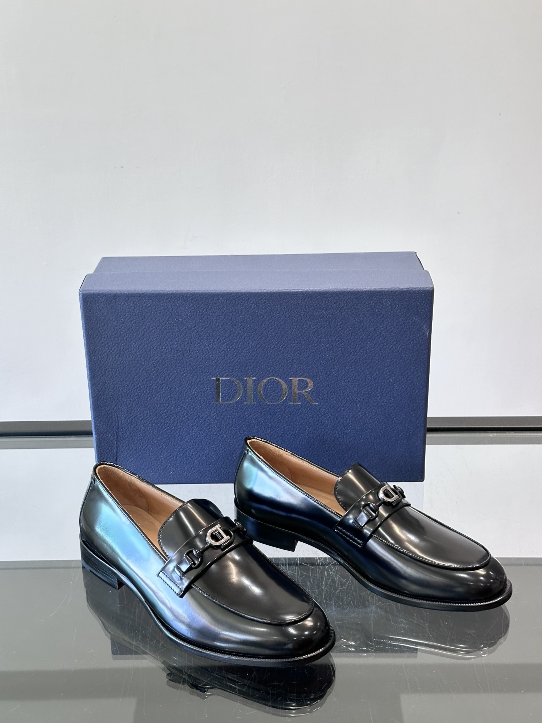 Dior男士乐福鞋采用进口头层牛皮，鞋面搭配经典老花图案，品牌辨识度超高✨。内里和垫脚均为小牛皮，吸汗透