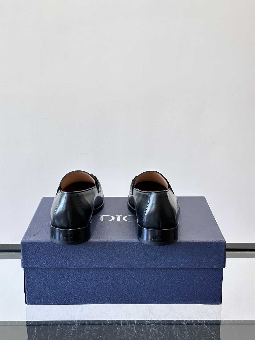 Dior男士乐福鞋采用进口头层牛皮，鞋面搭配经典老花图案，品牌辨识度超高✨。内里和垫脚均为小牛皮，吸汗透