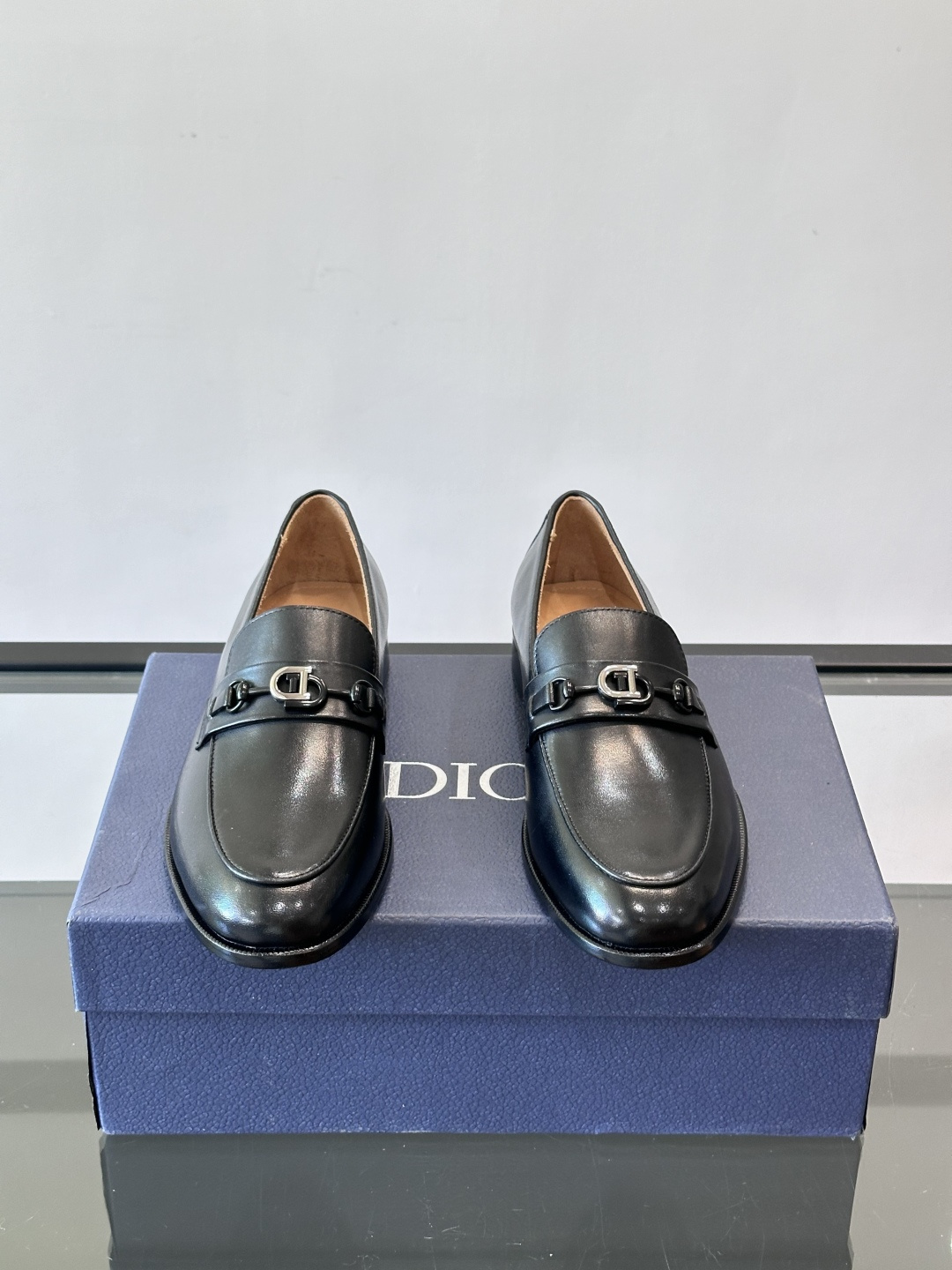 Dior男士乐福鞋采用进口头层牛皮，鞋面搭配经典老花图案，品牌辨识度超高✨。内里和垫脚均为小牛皮，吸汗透