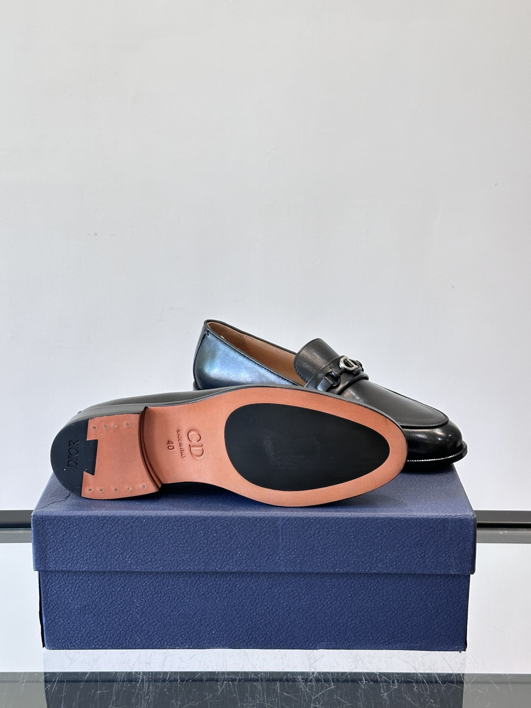 Dior男士乐福鞋采用进口头层牛皮，鞋面搭配经典老花图案，品牌辨识度超高✨。内里和垫脚均为小牛皮，吸汗透