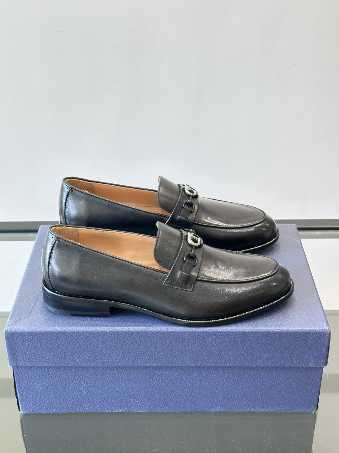 Dior男士乐福鞋采用进口头层牛皮，鞋面搭配经典老花图案，品牌辨识度超高✨。内里和垫脚均为小牛皮，吸汗透