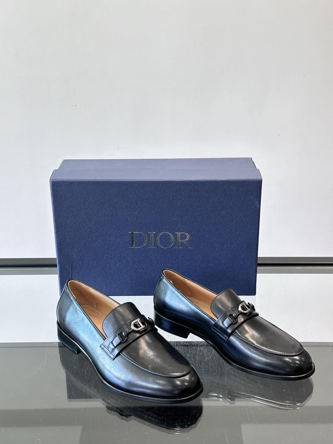 Dior男士乐福鞋采用进口头层牛皮，鞋面搭配经典老花图案，品牌辨识度超高✨。内里和垫脚均为小牛皮，吸汗透