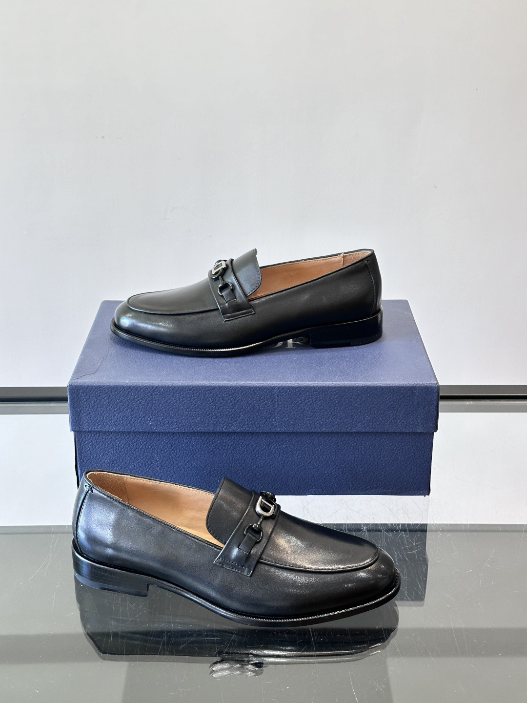 Dior男士乐福鞋采用进口头层牛皮，鞋面搭配经典老花图案，品牌辨识度超高✨。内里和垫脚均为小牛皮，吸汗透