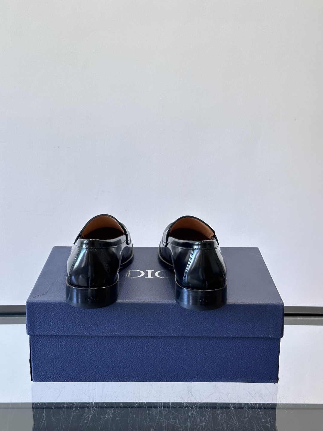 Dior男士乐福鞋采用进口头层牛皮，鞋面搭配经典老花图案，品牌辨识度超高✨。内里和垫脚均为小牛皮，吸汗透