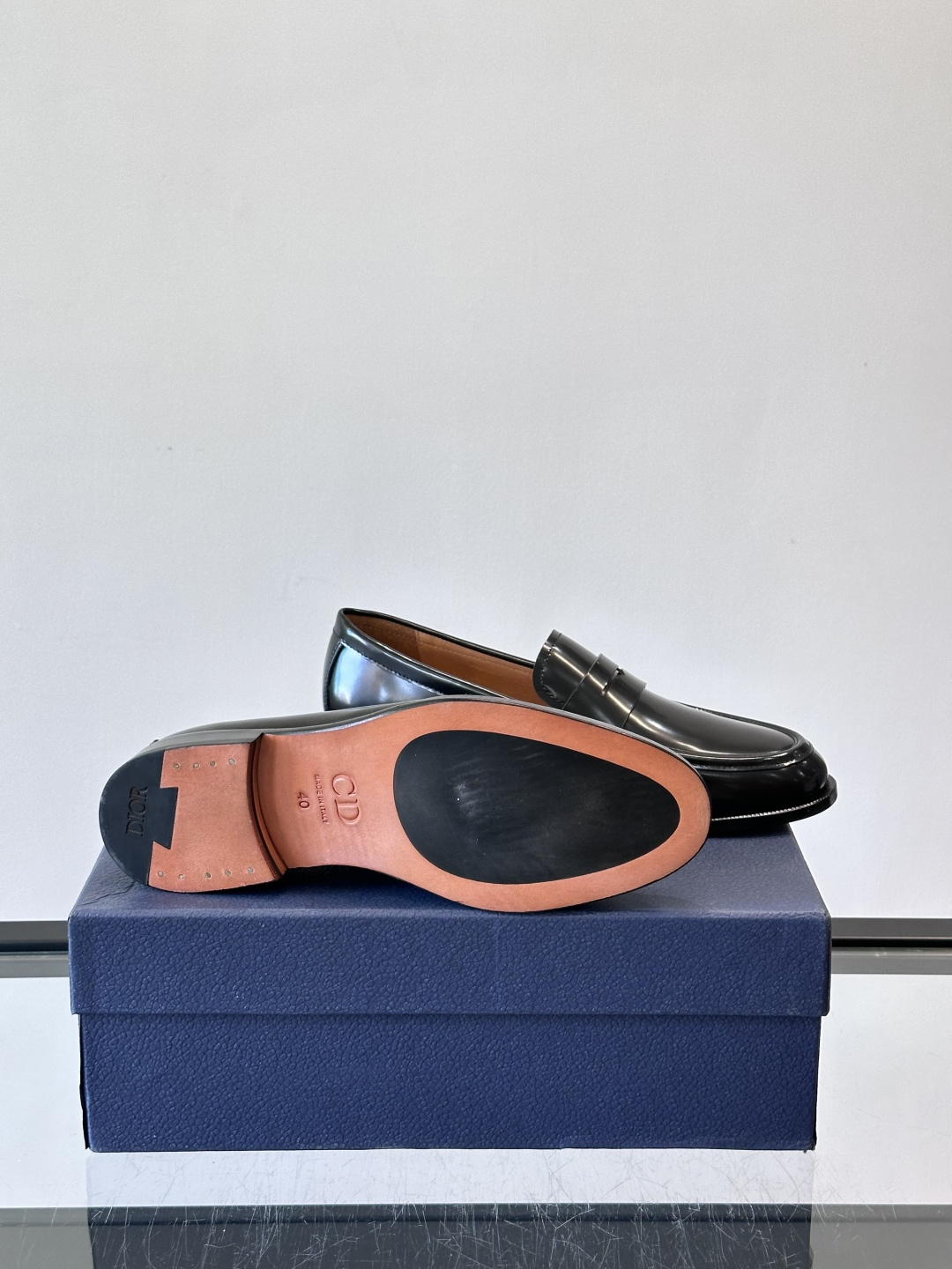 Dior男士乐福鞋采用进口头层牛皮，鞋面搭配经典老花图案，品牌辨识度超高✨。内里和垫脚均为小牛皮，吸汗透