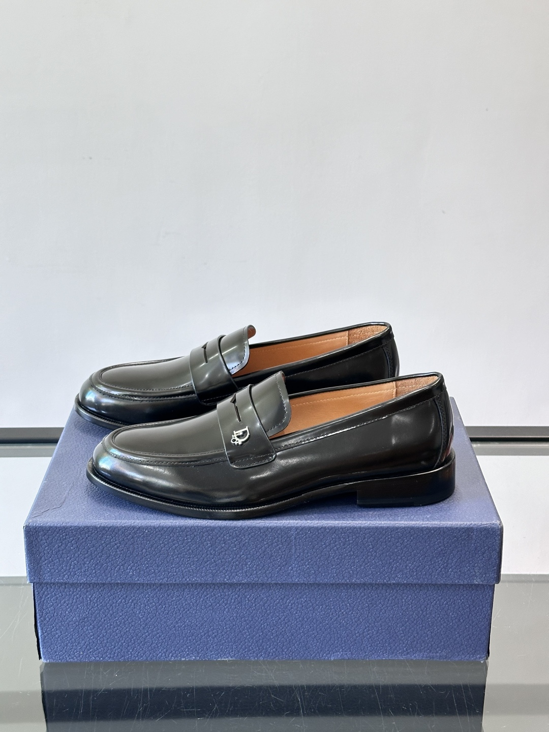 Dior男士乐福鞋采用进口头层牛皮，鞋面搭配经典老花图案，品牌辨识度超高✨。内里和垫脚均为小牛皮，吸汗透