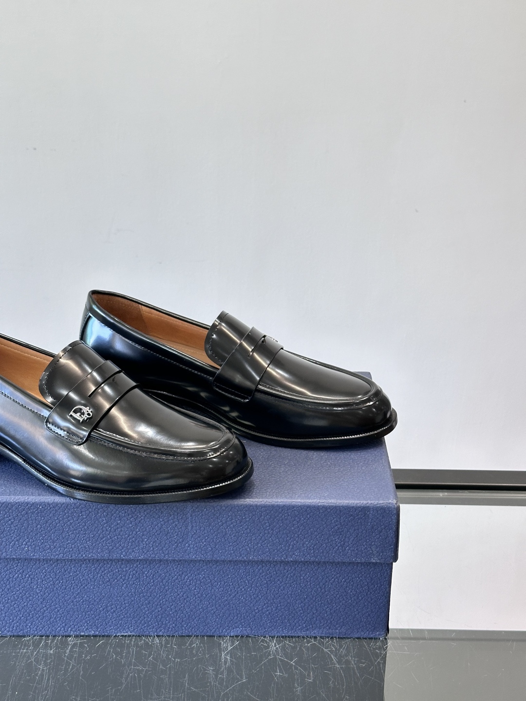 Dior男士乐福鞋采用进口头层牛皮，鞋面搭配经典老花图案，品牌辨识度超高✨。内里和垫脚均为小牛皮，吸汗透